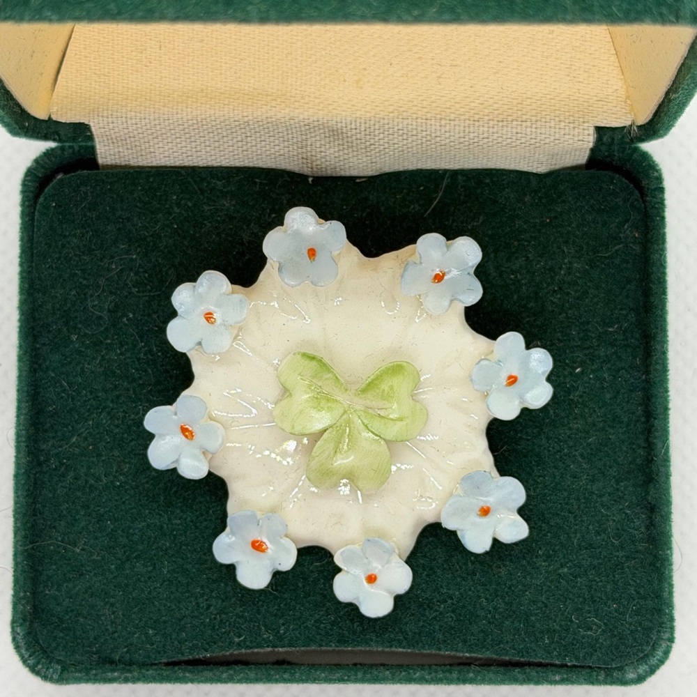 1923 Rare Vintage Belleek Ireland Porcelain Forget Me Not Flower Pin Brooch - Picture 2 of 6
